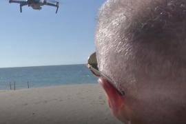 На пляжах Испании летает дрон и следит за соблюдением дистанции