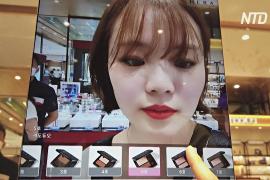 Зеркало дополненной реальности помогает выбрать косметику в супермаркете Сеула