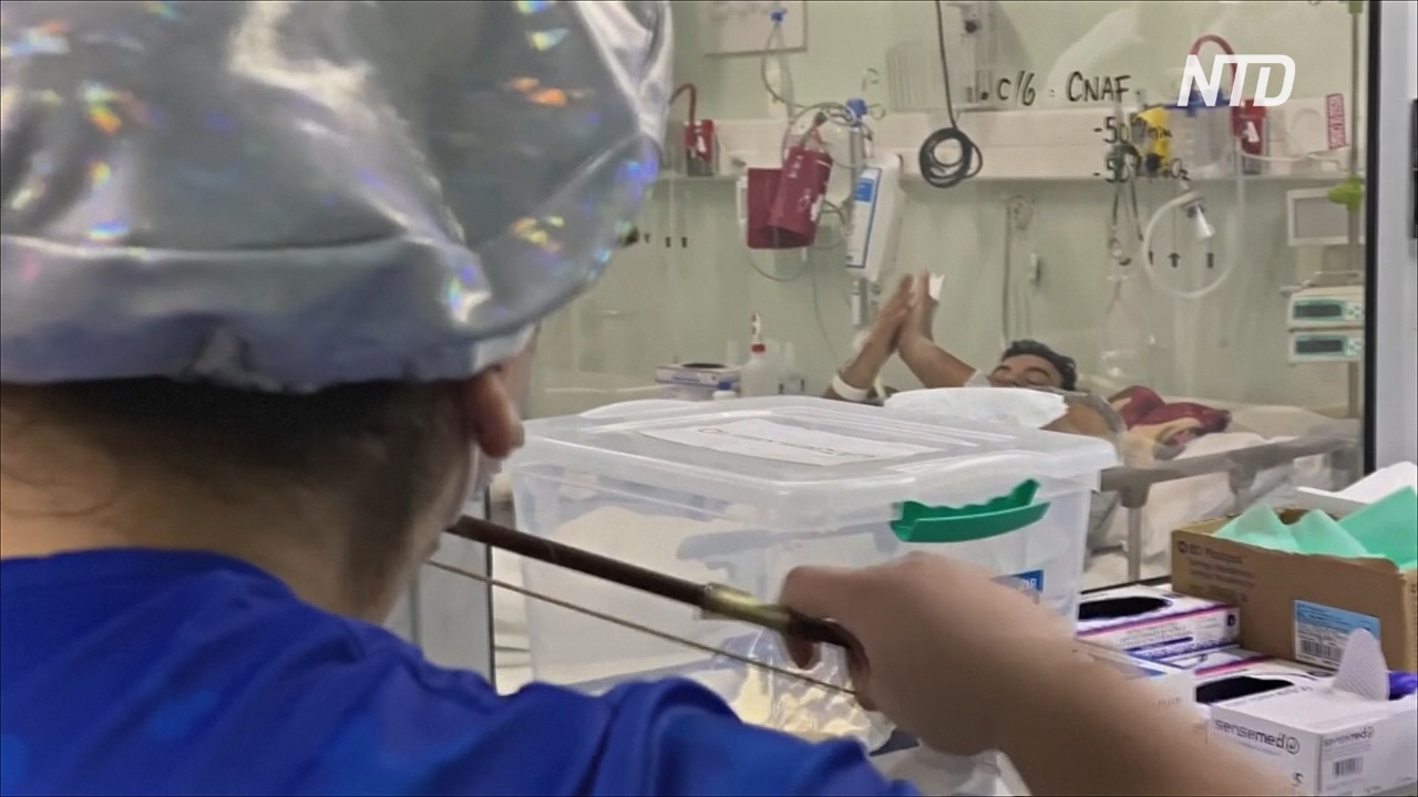 Медсестра играет коронавирусным пациентам на скрипке