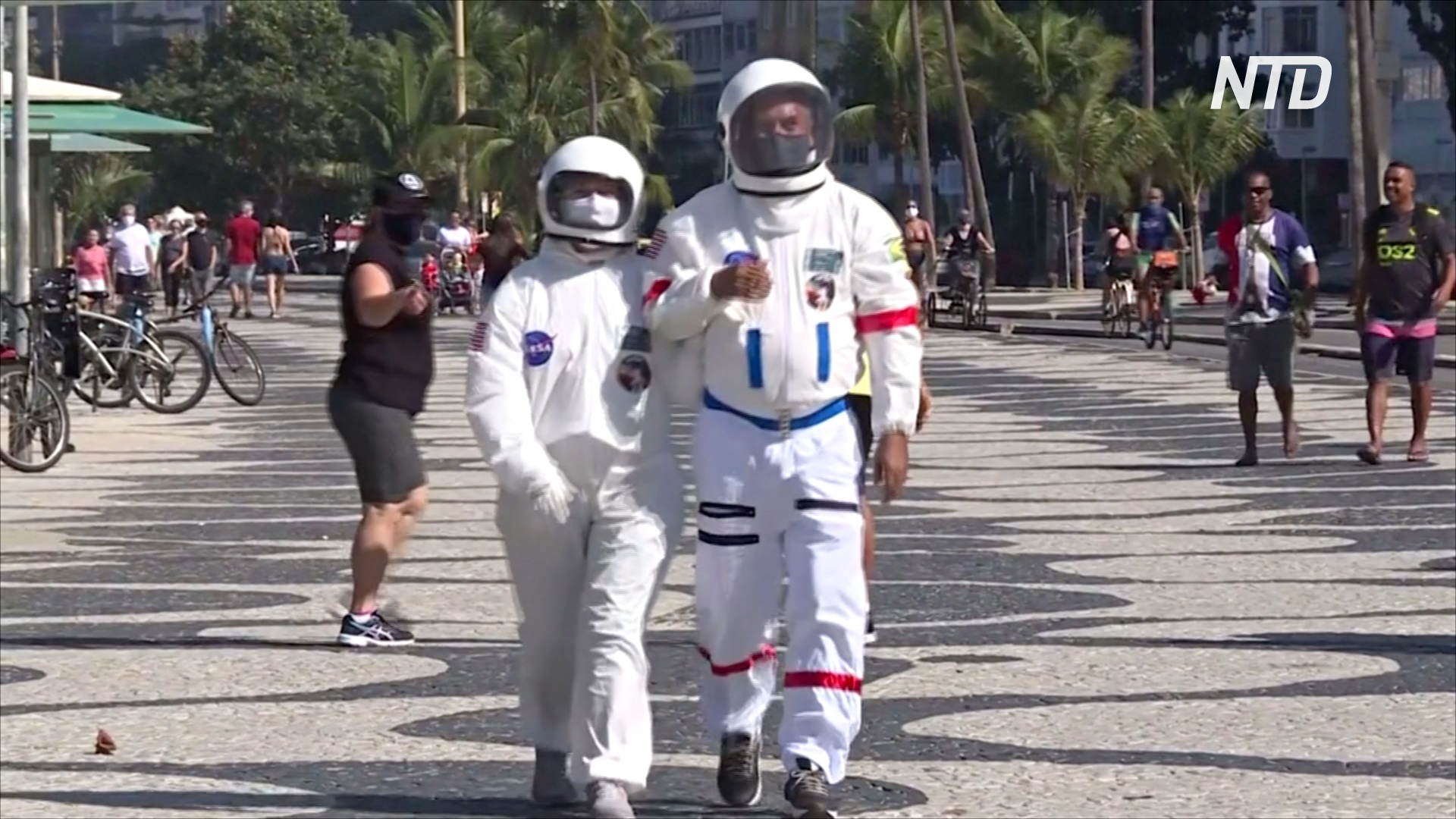 На пляж – как в космос: зачем бразильская пара ходит в костюмах астронавтов