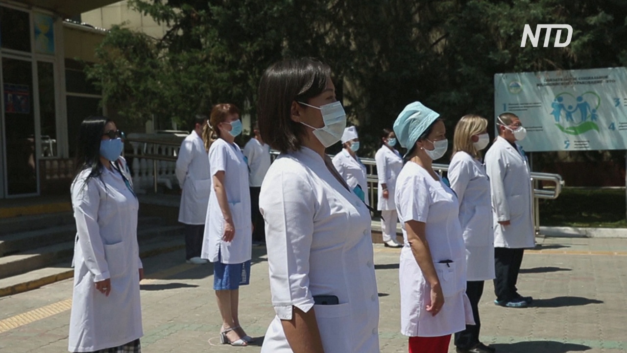 Казахские медики почтили минутой молчания память коллег, умерших от COVID-19