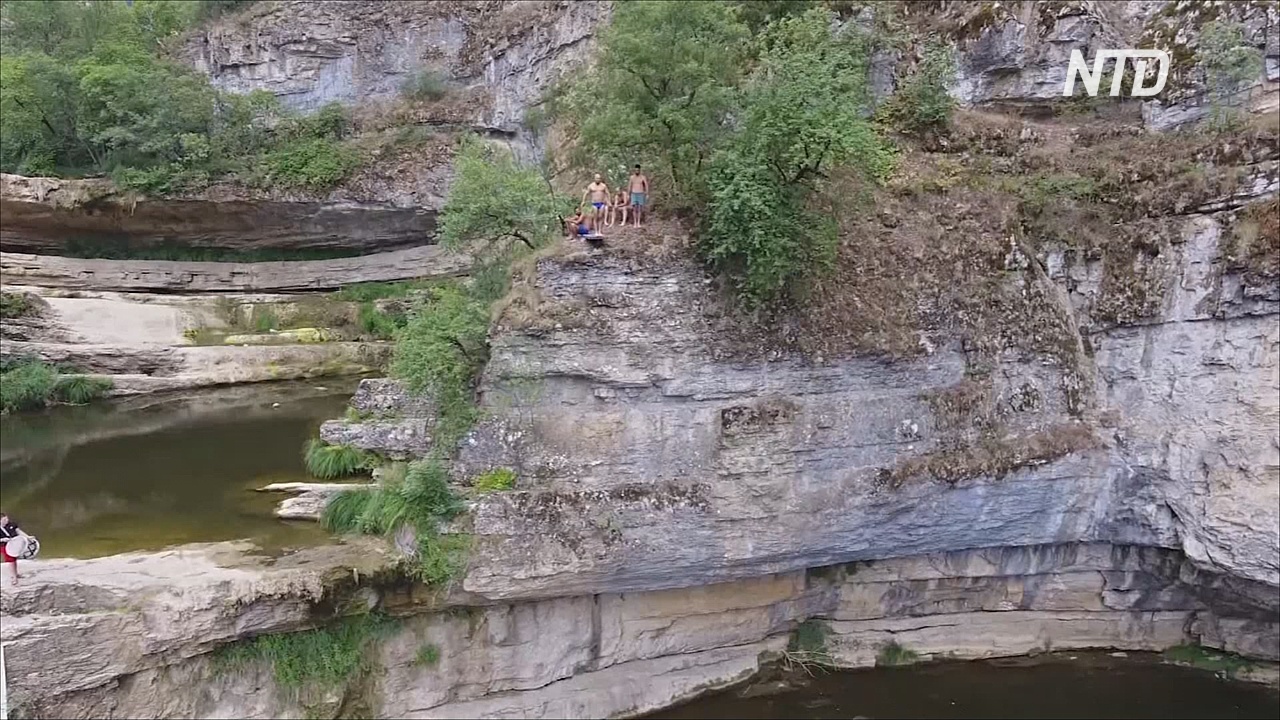 Прыжки у горного водопада с высоты 17 метров: соревнования хай-дайверов в Косове