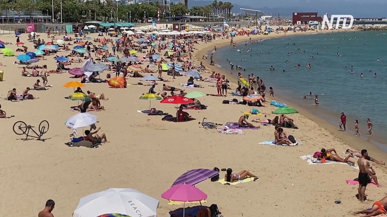 Барселонцы идут на пляжи, игнорируя призыв оставаться дома