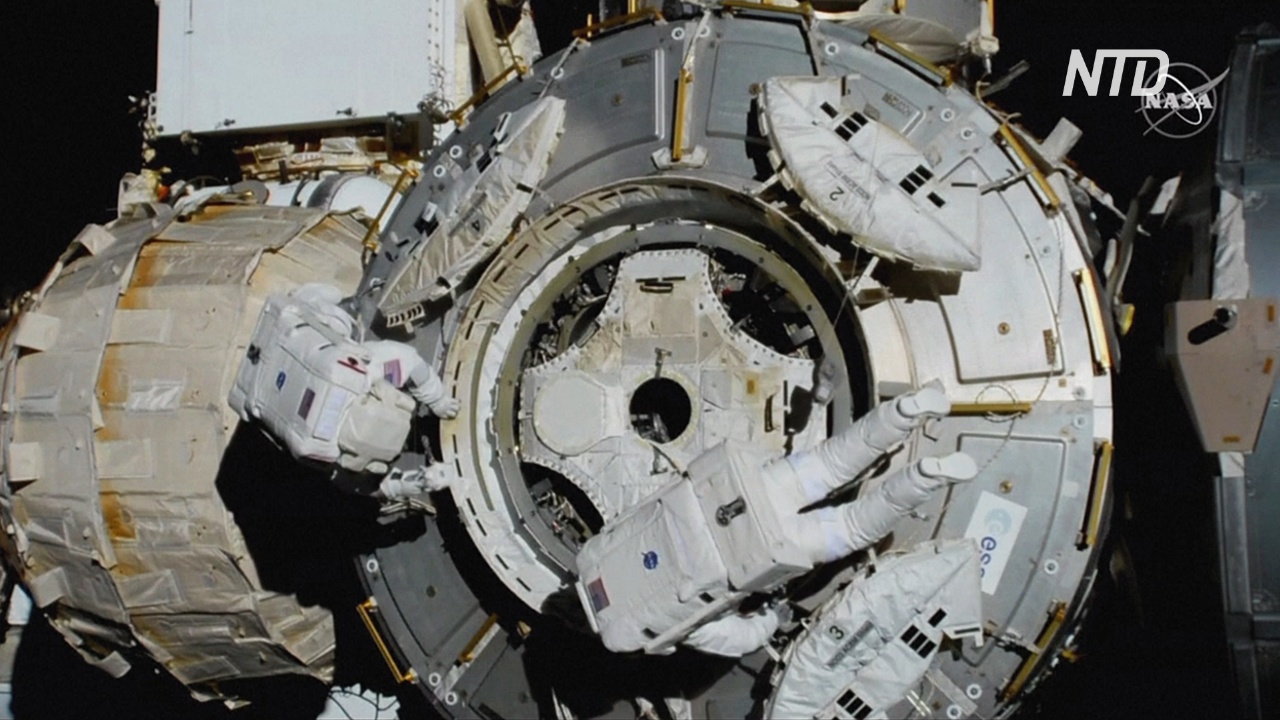 Роберт Бенкен и Крис Кэссиди совершили выход в открытый космос