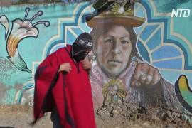 Боливиец одевается, как почтовый курьер инков, и доставляет заказы