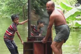 Наводнение в пригроде Дакки: люди бегут в убежища