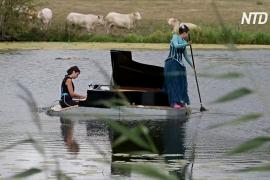 Плавающее фортепиано: французы дают концерты на воде