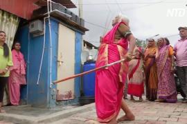 Индийская бабушка удивляет навыками искусства боя на палках
