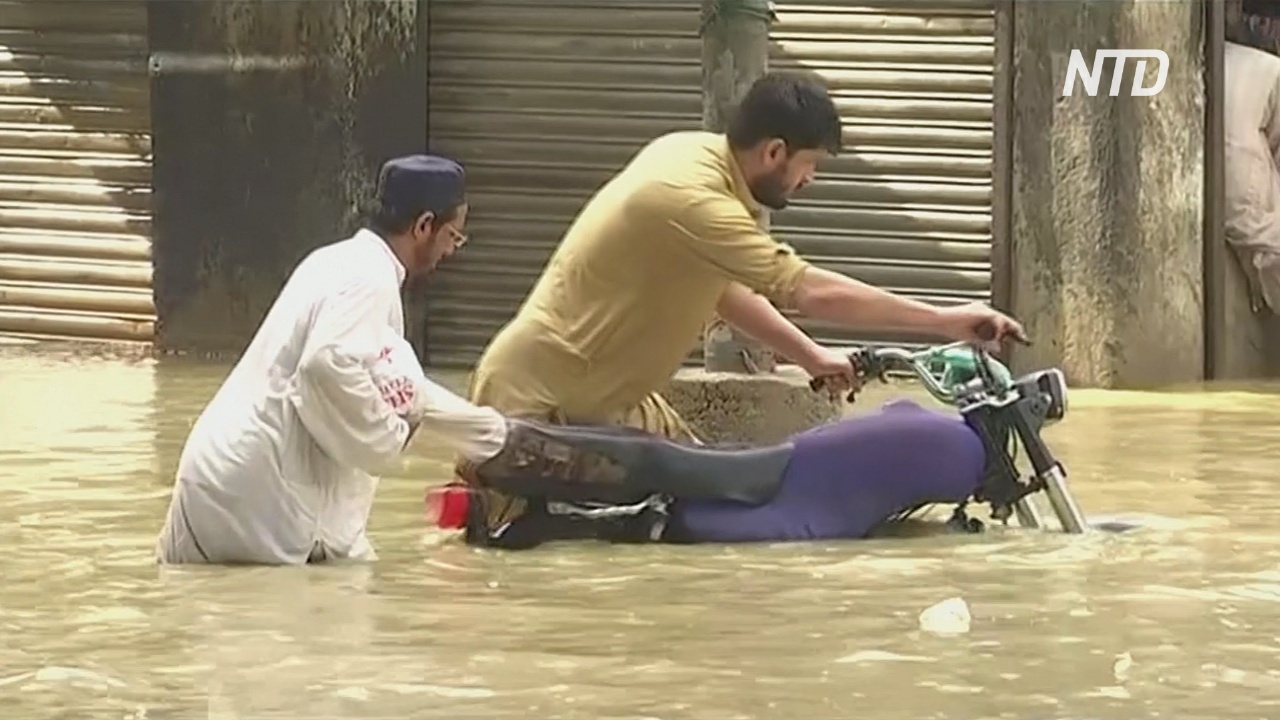 Восемь человек стали жертвами наводнений в Карачи
