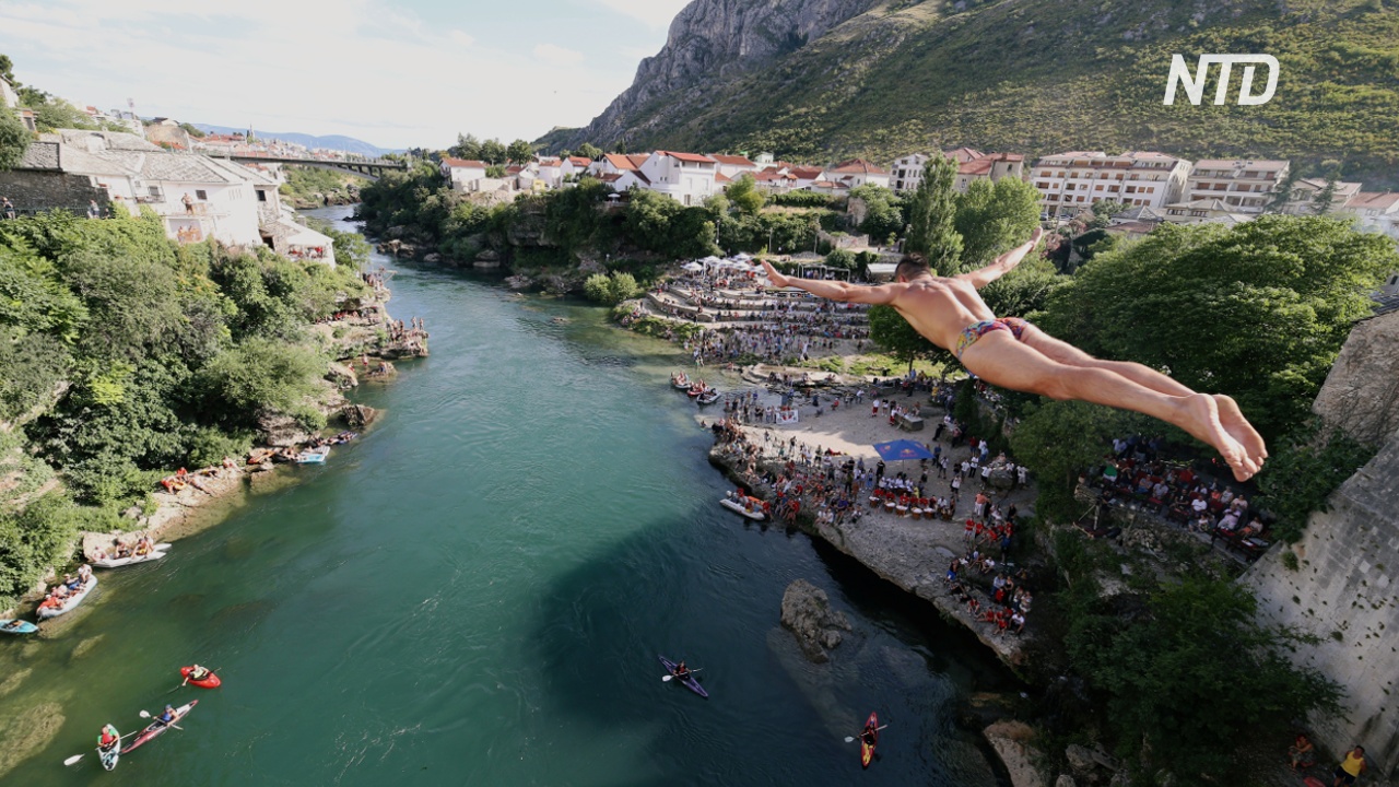 Как в Мостаре прыгали с 24-метрового моста в ледяную реку