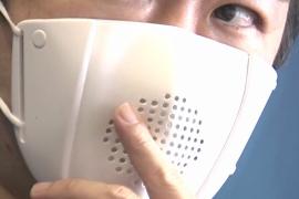 «Умная» маска умеет переводить речь на восемь языков