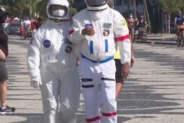 Бразильская пара ходит на пляж в костюмах астронавтов
