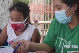 40 эквадорских детей ходят в школу под деревом, открытую 16-летней девочкой