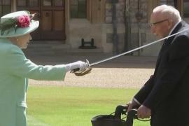 100-летнего британского ветерана, собиравшего деньги для врачей, посвятили в рыцари