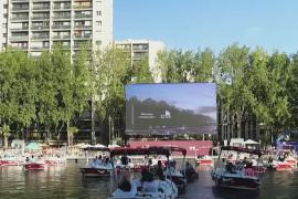 В кинотеатре под открытым небом в Париже зрителей посадили в лодки