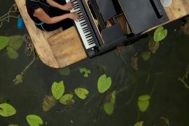 Плавающее в пруду фортепиано: во Франции дают концерты на воде