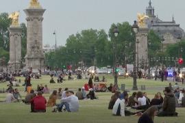 Парижане наслаждаются городом без туристов, но уже скучают по гостям