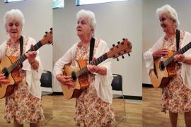 О чём весело под гитару поёт 90-летняя бабушка