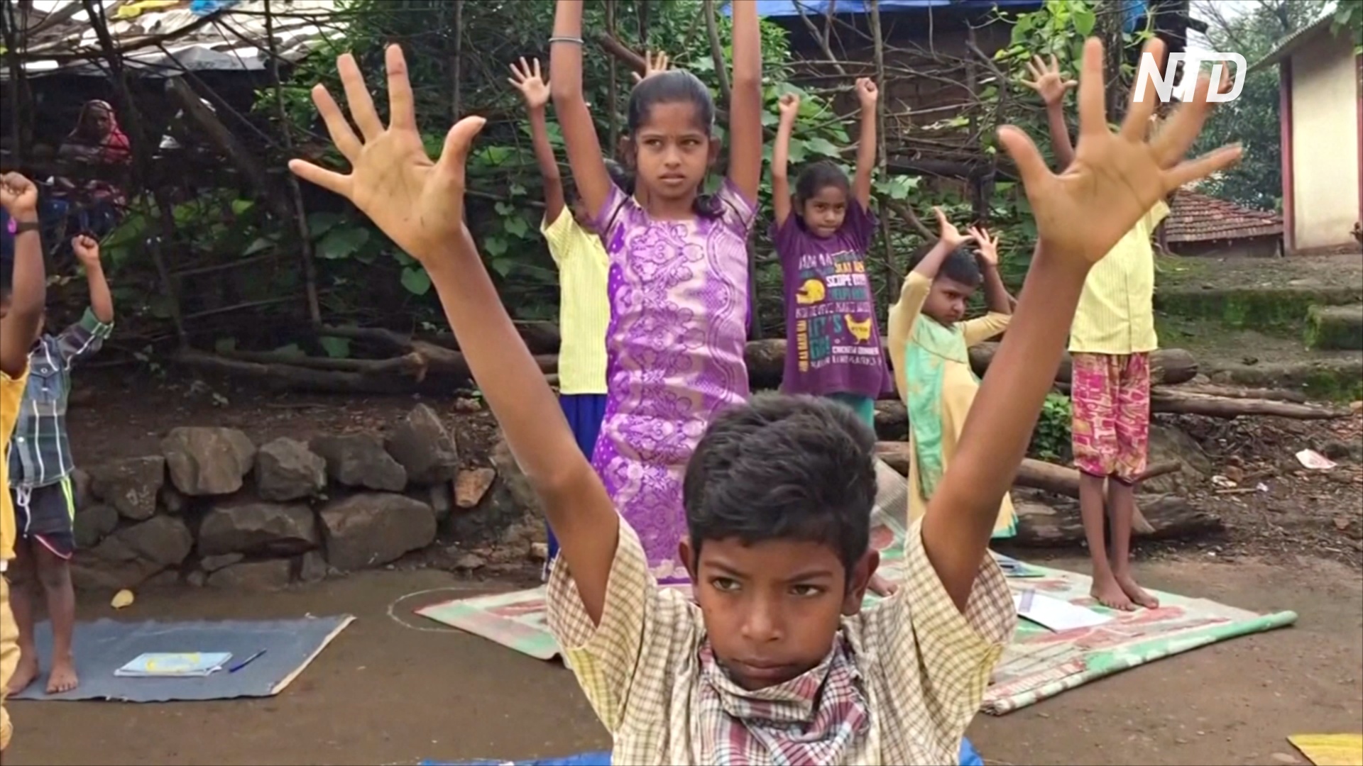 «Говорящая школа»: сельским детям в Индии включают аудиоуроки
