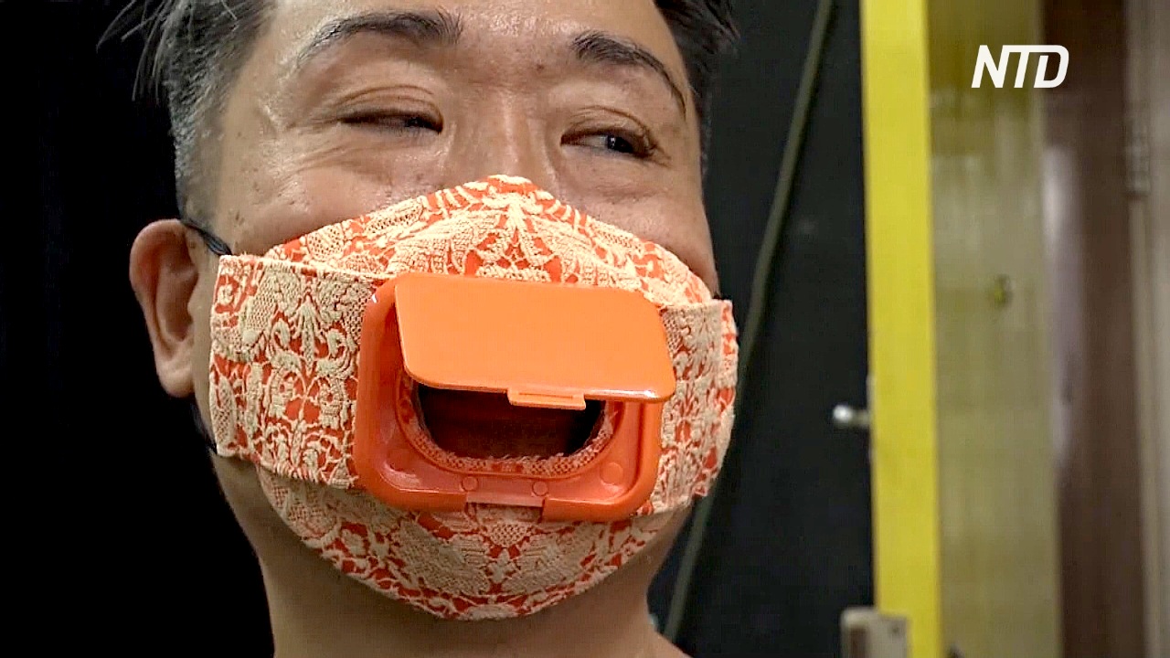 Одноразовая посуда и камеры слежения: житель Гонконга использует необычные материалы для масок