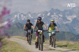 Велосипедисты на электробайках покорили швейцарские Альпы