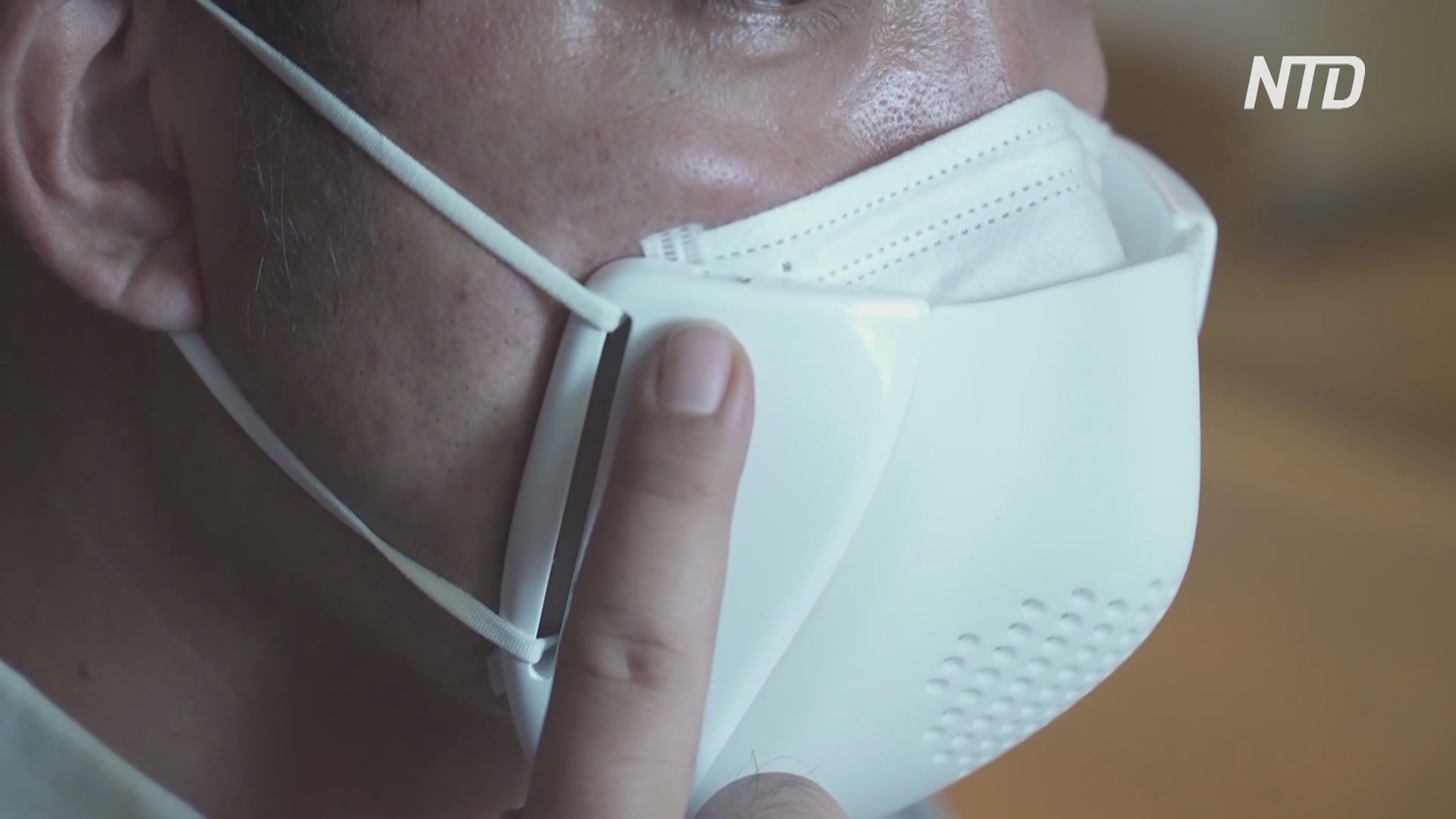 «Умную» маску-переводчик создали в Японии