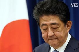 Премьер Японии уходит в отставку, пробыв на посту рекордный срок