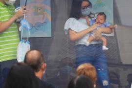 Новорождённых в Мексике показывают родственникам в грузовике с прозрачным кузовом