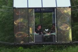 Латвийцам предлагают переночевать в стеклянном домике, подвешенном над рекой