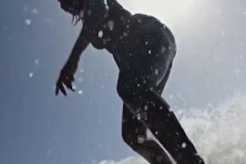 Как выглядит первая женщина-сёрфингистка Сенегала