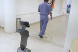 Робот помогает врачам делать обход пациентов с COVID-19