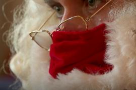 Санта-Клаусы в этом году будут встречать детей в масках