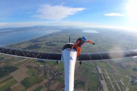 Кто совершил первый в мире прыжок с «солнечного самолёта»