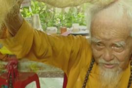 Вьетнамец не стригся 70 лет и отрастил 5-метровые волосы