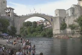 Прыжки с 24-метрового моста в ледяную реку: в Боснии прошёл ежегодный конкурс
