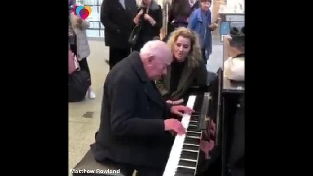 Дуэт актрисы и 91-летнего пианиста сорвал аплодисменты