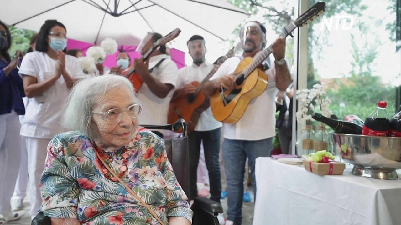 С музыкой и без COVID-19: как француженка отметила 104-й день рождения в доме престарелых
