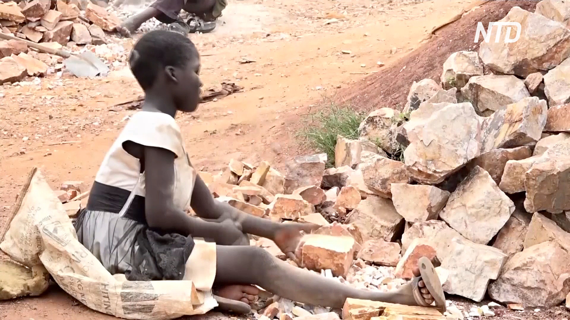 Угандийские дети измельчают камни и зарабатывают по доллару в день