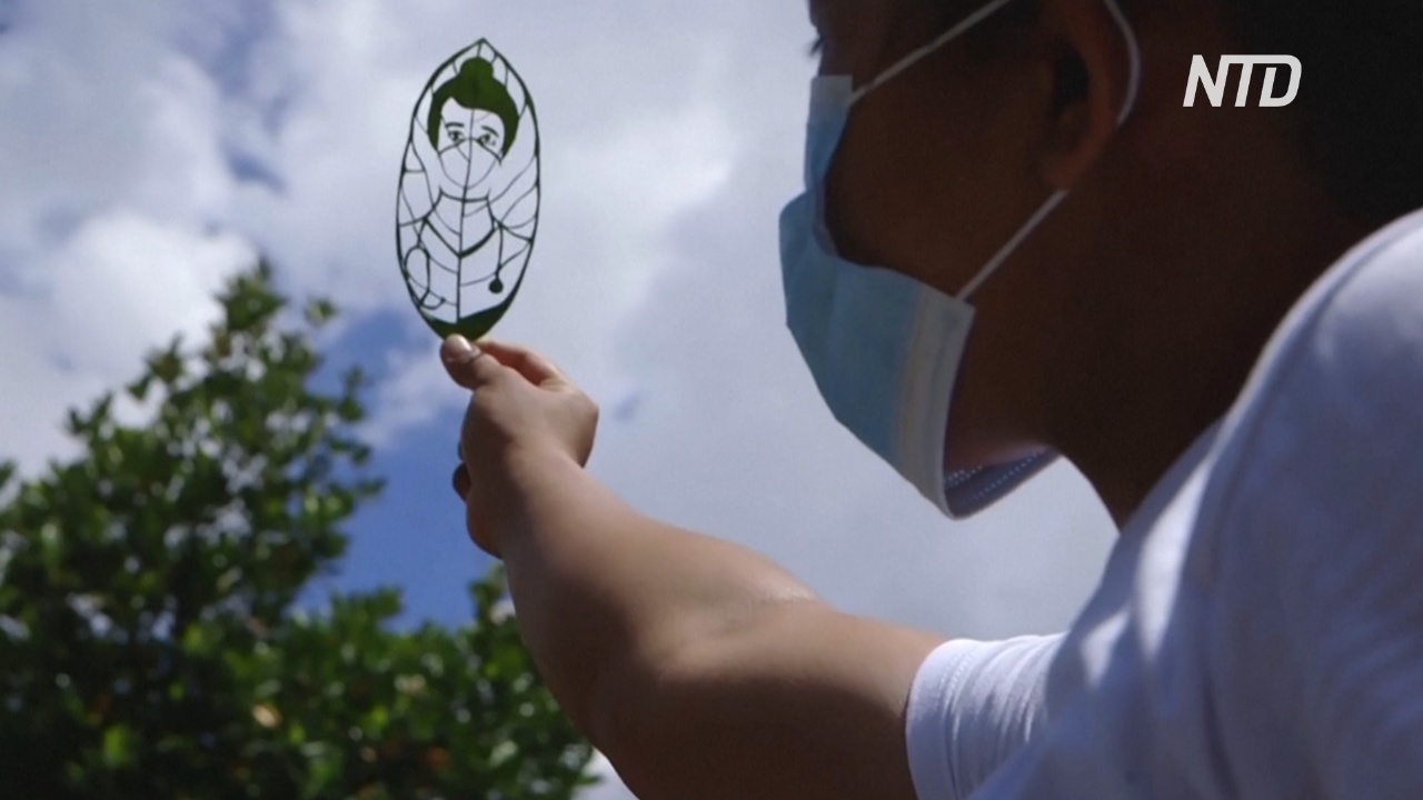 Филиппинка вырезает портреты на листьях деревьев