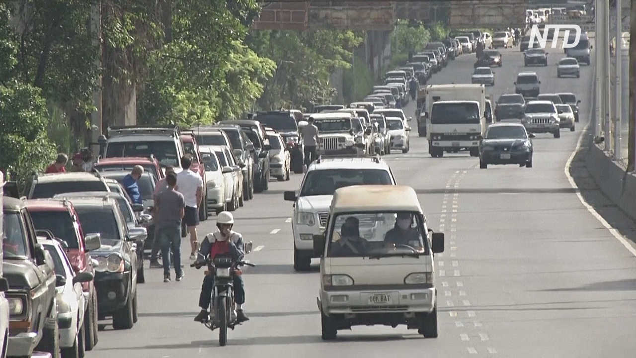 Венесуэльцы стоят за бензином по два дня