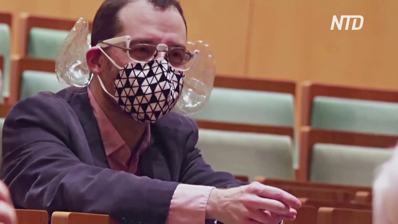 Дирижёр в Будапеште придумал акустическую маску с двумя пластиковыми ушками