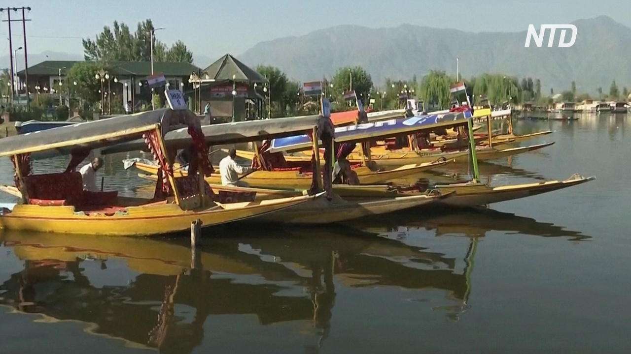 Кашмир привлекает туристов гонками на шикарах на озере Дал