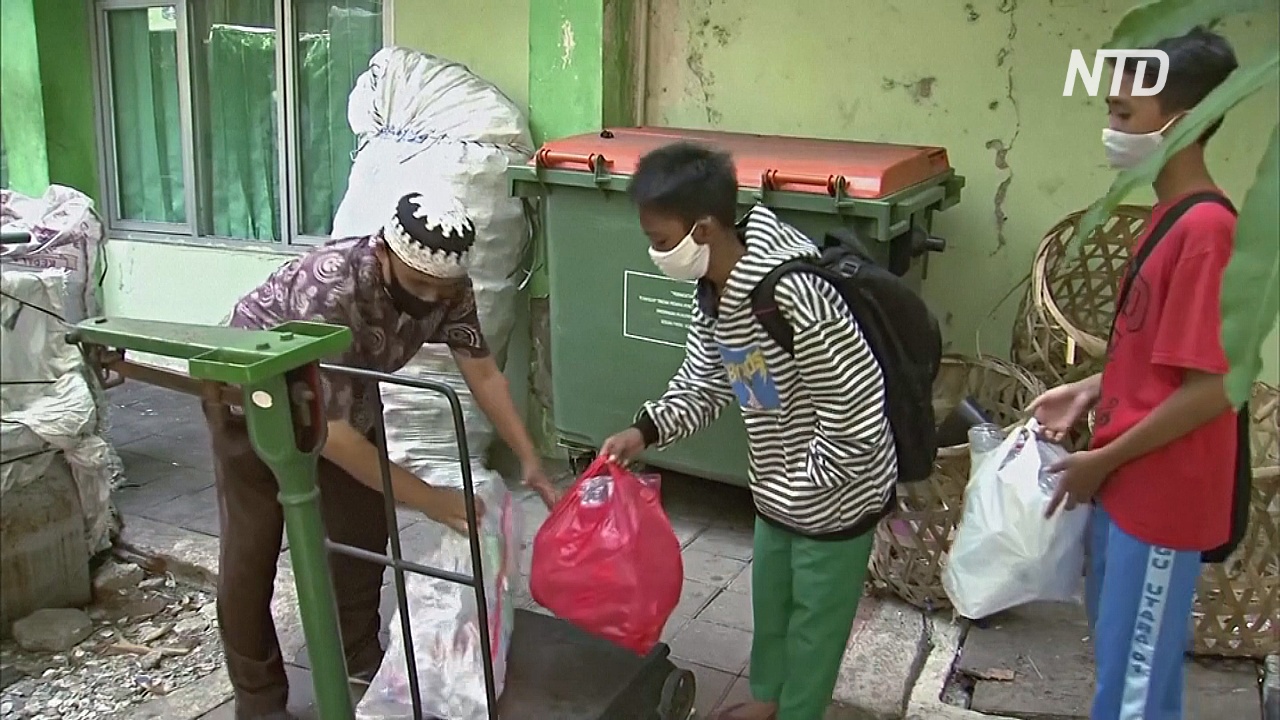 Изголодавшиеся по Wi-Fi: школьники Индонезии обменивают пластиковый мусор на Интернет