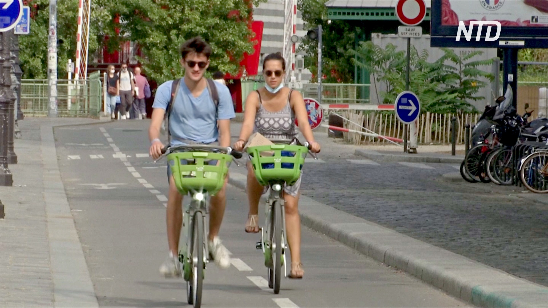 Пешеходы соперничают с велосипедистами за место на парижских улицах