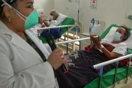 Перуанские врачи поют больным серенады