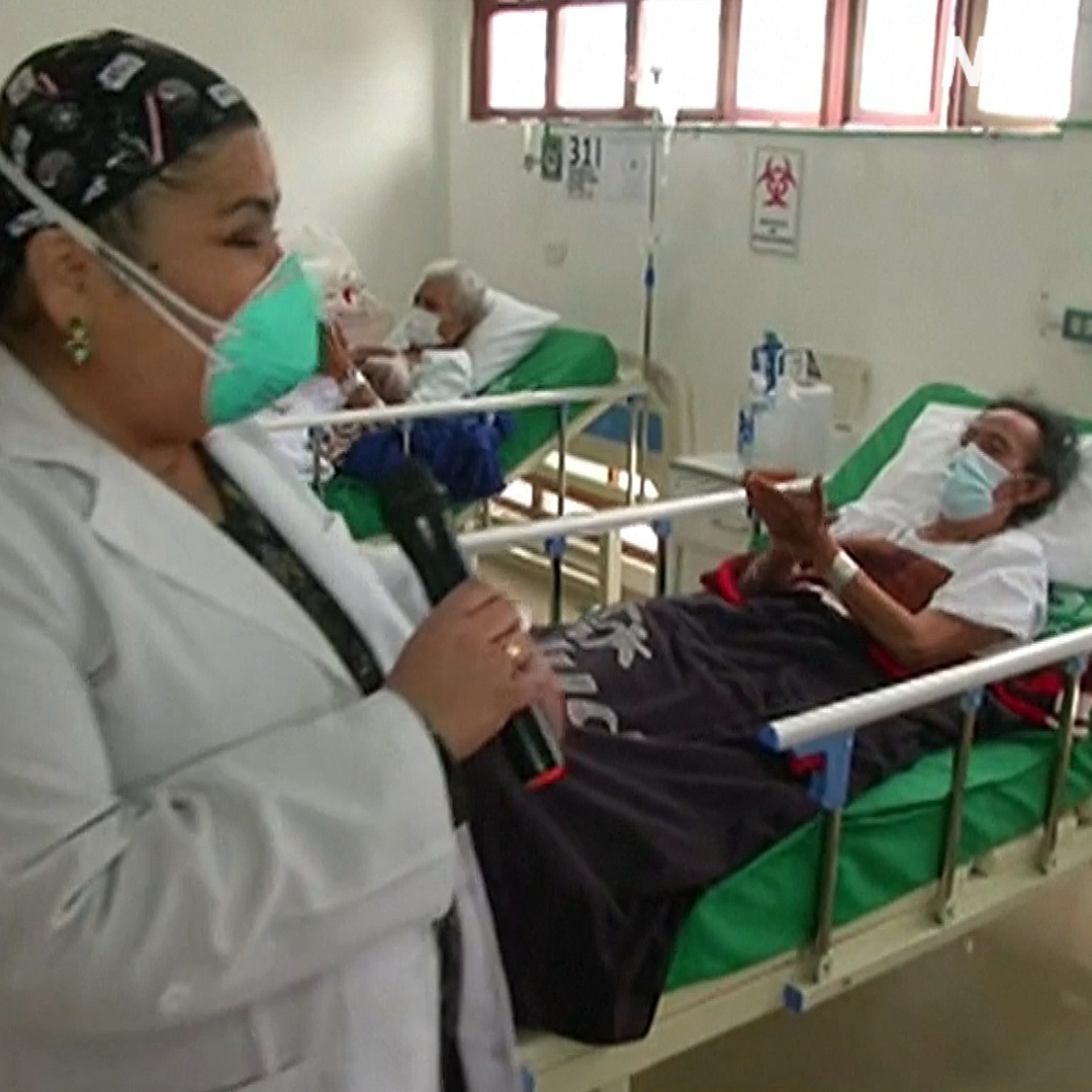 Перуанские врачи поют больным серенады