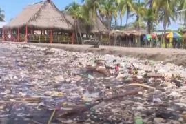 «Мусорное цунами» из Гватемалы обрушилось на пляжи Гондураса