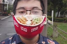 Японец сделал маску в виде блюда из лапши