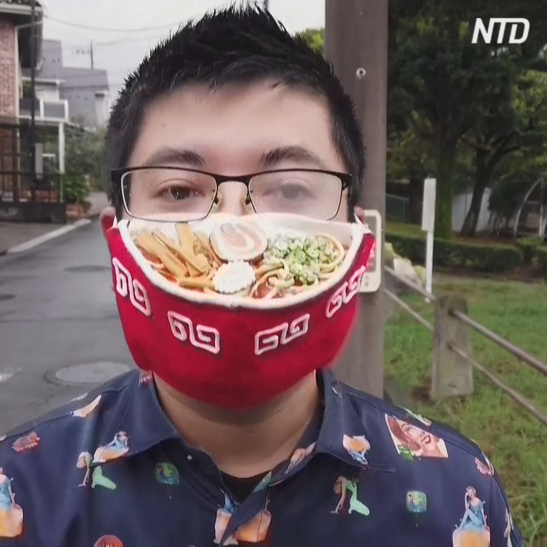 Японец сделал маску в виде блюда из лапши