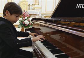 Редкий талант: шестилетний мальчик виртуозно играет на пианино